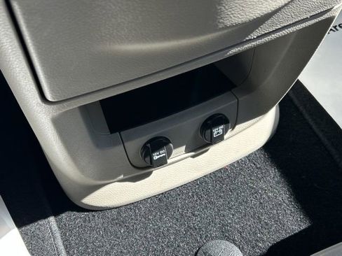 Used 2015 Chrysler Town & Country Touring w/ Driver Convenience Group image 50