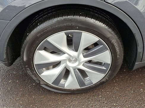 Used 2022 Tesla Model Y Long Range image 7