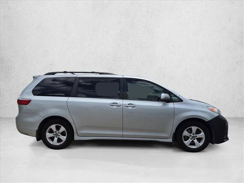 Used 2020 Toyota Sienna LE FWD image 4