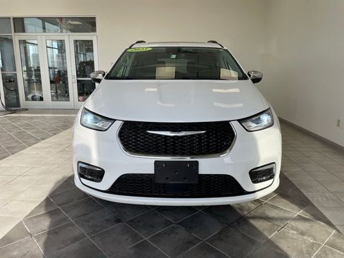 Used 2023 Chrysler Pacifica Limited image 3