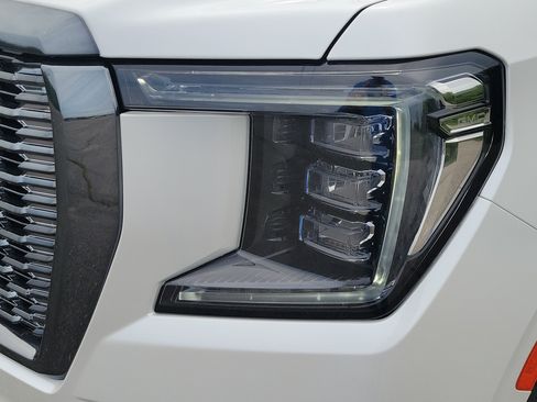 Used 2023 GMC Yukon XL Denali Ultimate AWD/4WD image 9