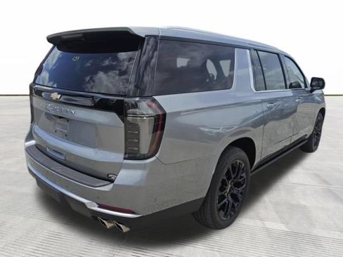Used 2025 Chevrolet Suburban High Country AWD/4WD image 8