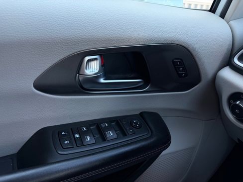 Used 2020 Chrysler Pacifica Touring-L image 18