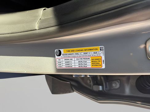 Used 2025 Chevrolet Trax LT FWD image 17