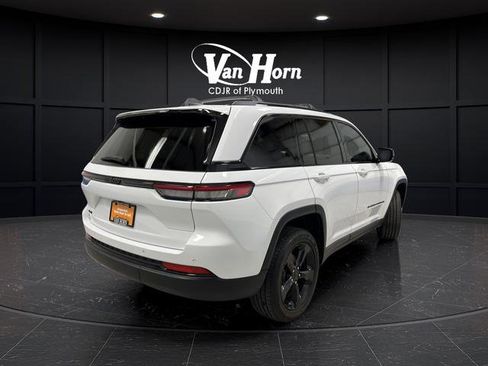 Used 2025 Jeep Grand Cherokee Altitude AWD/4WD image 3