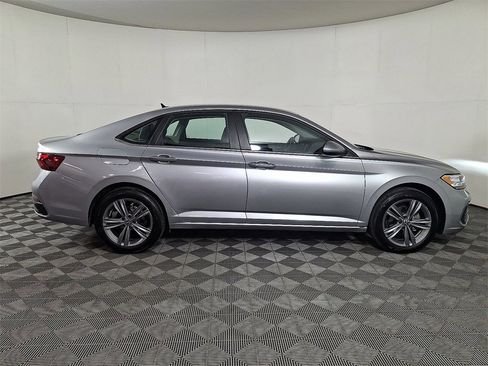 Used 2024 Volkswagen Jetta SE image 11