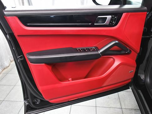 Used 2021 Porsche Cayenne image 9