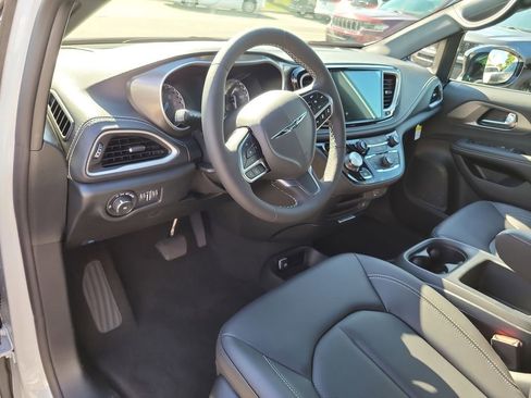 New 2026 Chrysler Pacifica Select image 18