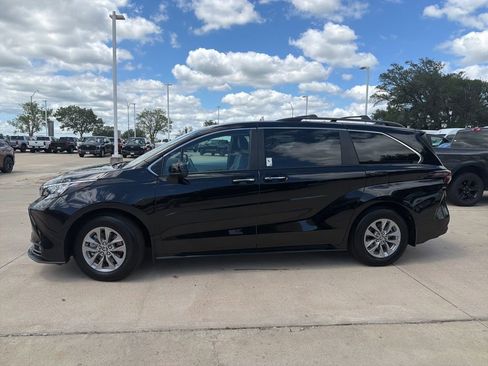 Used 2026 Toyota Sienna XLE FWD image 2