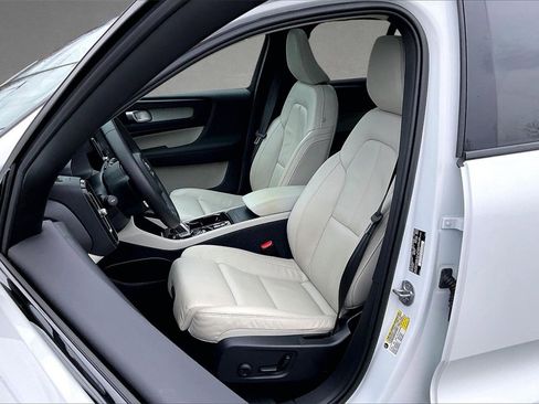 Certified 2023 Volvo XC40 B5 Plus w/ Climate Package image 21