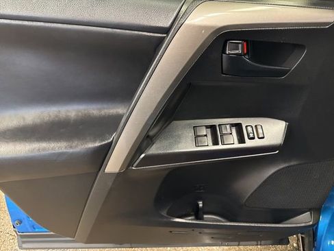 Used 2018 Toyota RAV4 LE AWD/4WD image 11