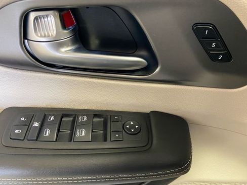 Used 2024 Chrysler Pacifica Touring-L image 17