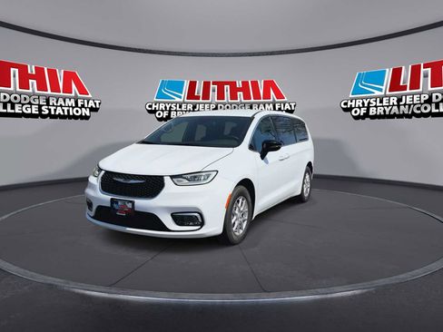New 2026 Chrysler Pacifica Select image 3