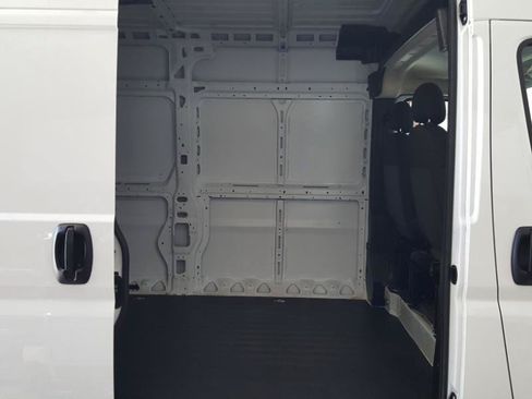 Used 2024 RAM ProMaster 2500 w/ Convenience Group FWD image 11