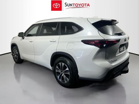 Used 2024 Toyota Highlander XLE FWD image 6