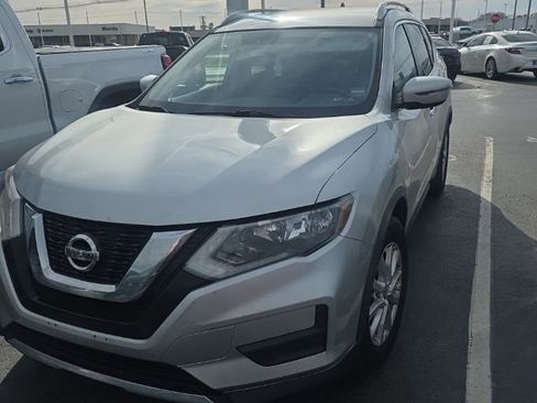Used 2017 Nissan Rogue SV image 3