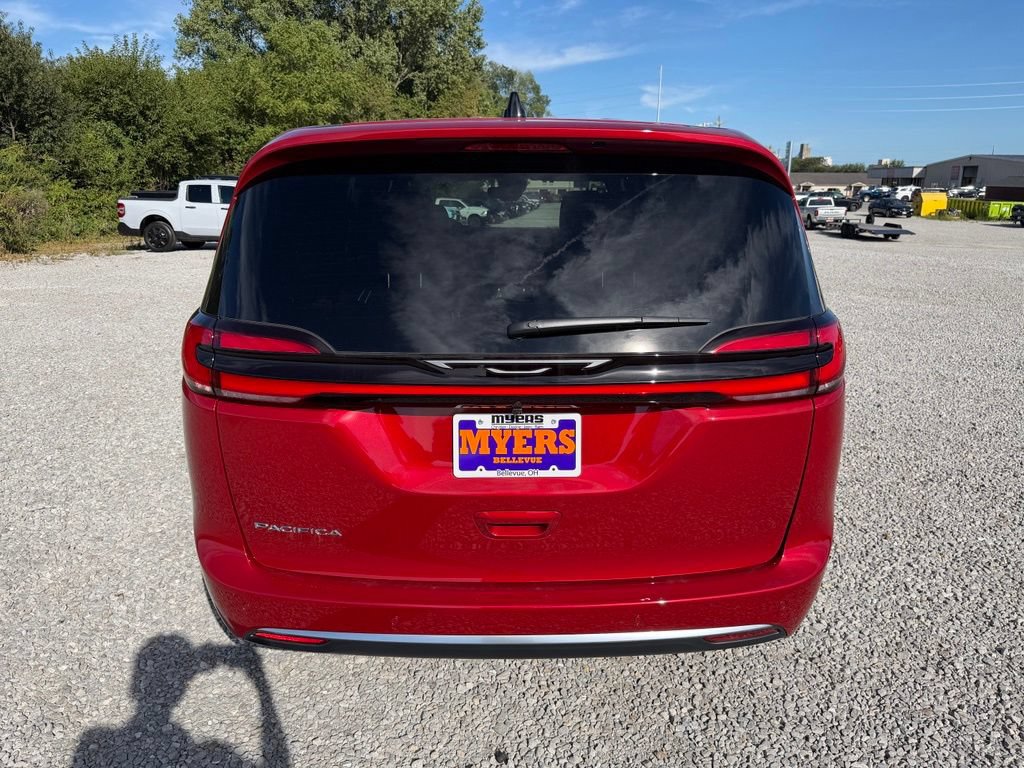 New 2027 Chrysler Pacifica Select FWD image 31