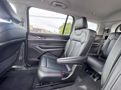 Used 2024 Jeep Grand Cherokee L Limited AWD/4WD image 17