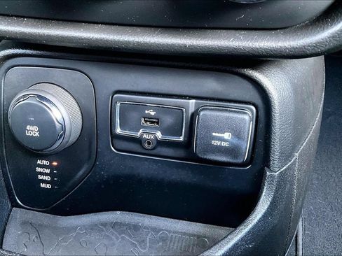 Used 2017 Jeep Renegade Altitude AWD/4WD image 26