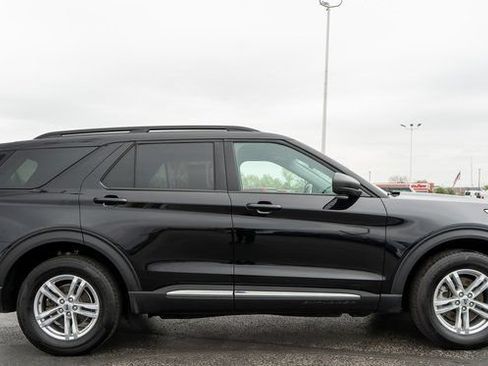 Used 2023 Ford Explorer XLT AWD/4WD image 5