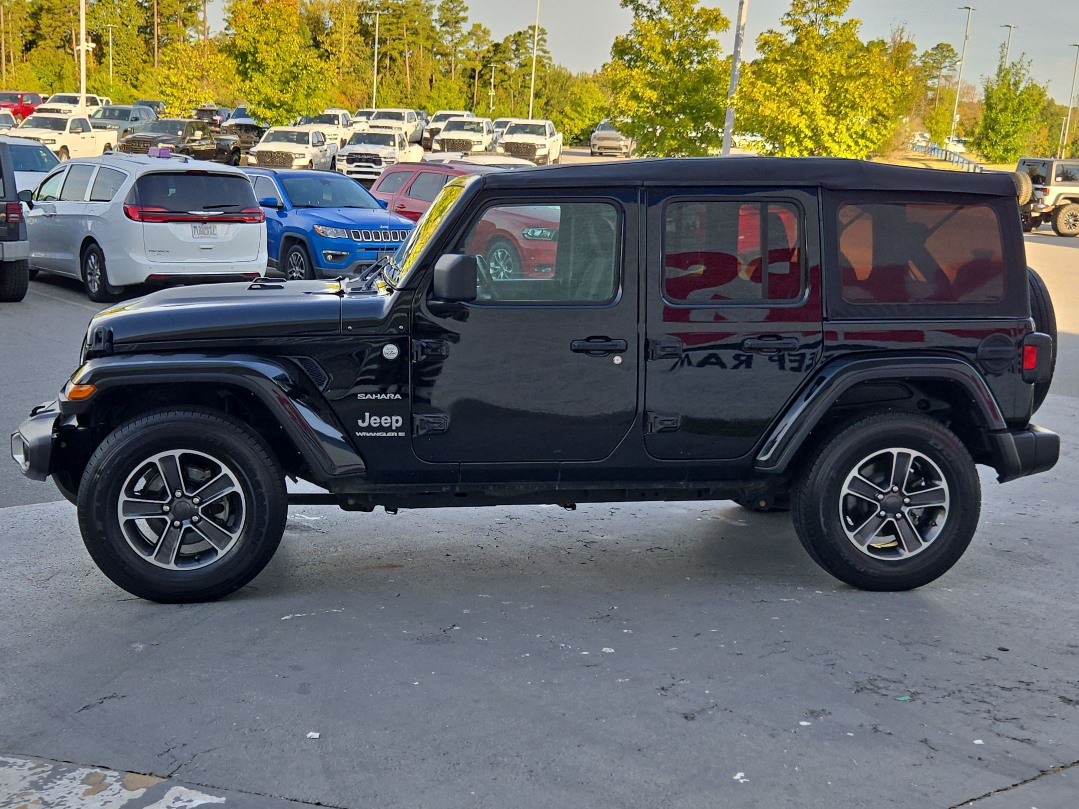 Used 2023 Jeep Wrangler Unlimited Sahara w/ Cold Weather Group AWD/4WD image 4