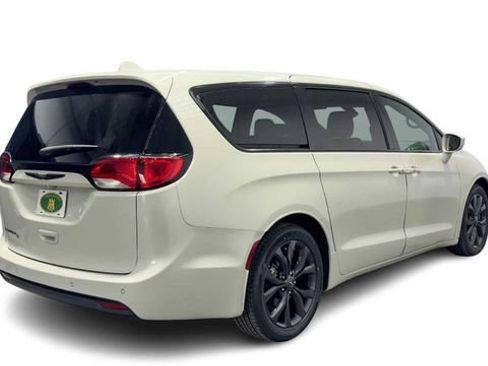 Used 2020 Chrysler Pacifica Touring w/ S Appearance Package FWD image 2