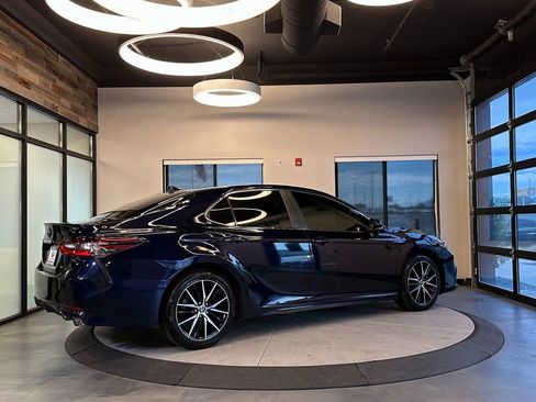 Used 2022 Toyota Camry SE image 3