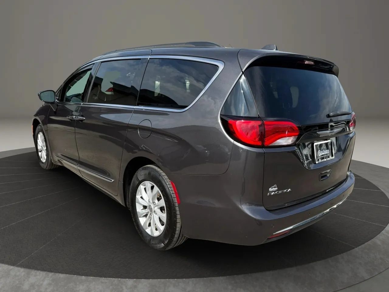 Used 2017 Chrysler Pacifica Touring-L FWD image 10