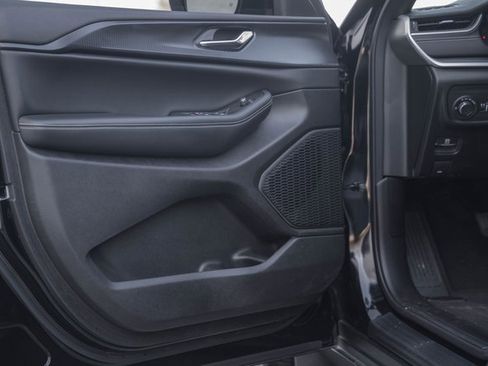 Used 2025 Jeep Grand Cherokee Altitude image 37