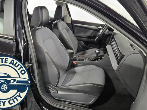 Used 2025 Volkswagen Jetta SE image 29