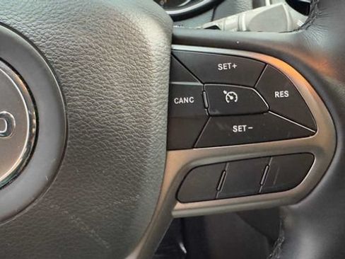 Used 2021 Jeep Cherokee Latitude Lux w/ Comfort/Convenience Group FWD image 28