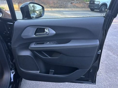 New 2026 Chrysler Pacifica Limited w/ S Appearance Package FWD image 13