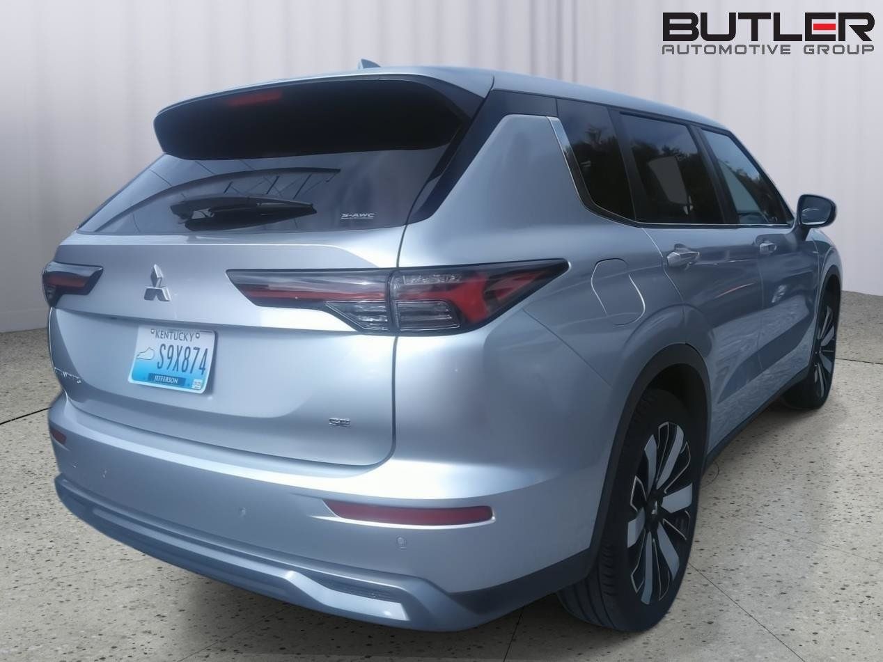 Used 2025 Mitsubishi Outlander SE AWD/4WD image 3