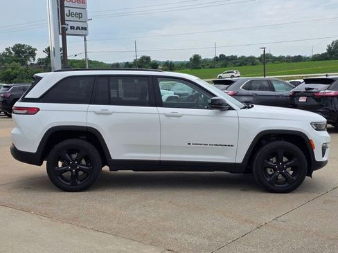 Certified 2023 Jeep Grand Cherokee Limited w/ Black Appearance Package AWD/4WD image 9