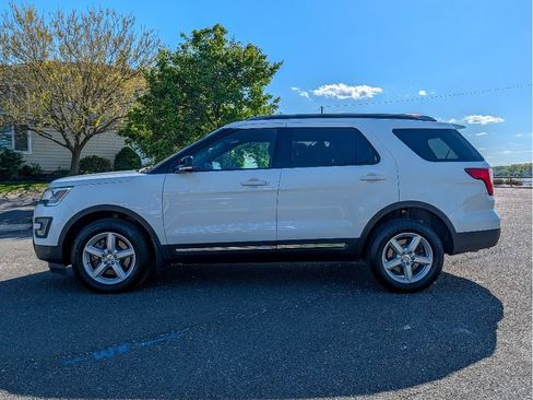 Used 2017 Ford Explorer XLT w/ Equipment Group 202A AWD/4WD image 9