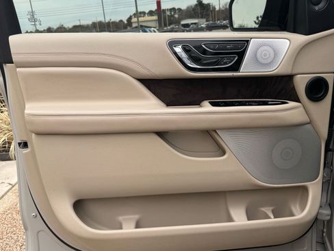 Used 2019 Lincoln Navigator Reserve image 31