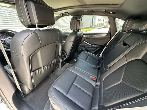Certified 2025 Porsche Macan AWD/4WD image 34