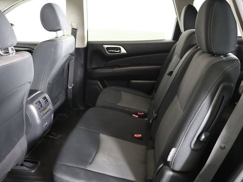 Used 2019 Nissan Pathfinder SV image 32