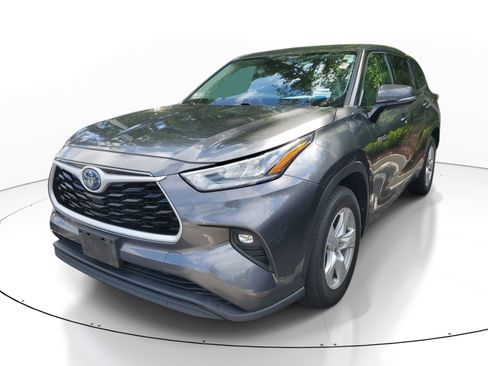 Used 2020 Toyota Highlander LE FWD image 3