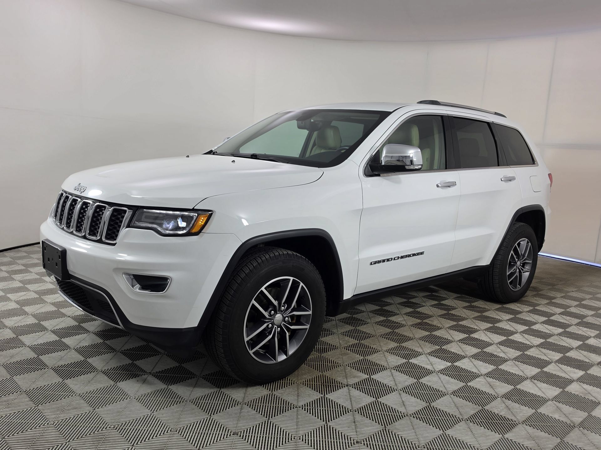 Used 2018 Jeep Grand Cherokee Limited w/ Luxury Group II AWD/4WD image 3