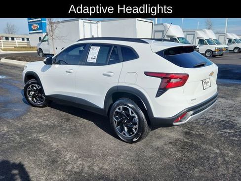 Used 2025 Chevrolet Trax LT w/ LT Convenience Package image 5