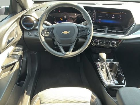 Used 2025 Chevrolet Trax LT FWD image 18