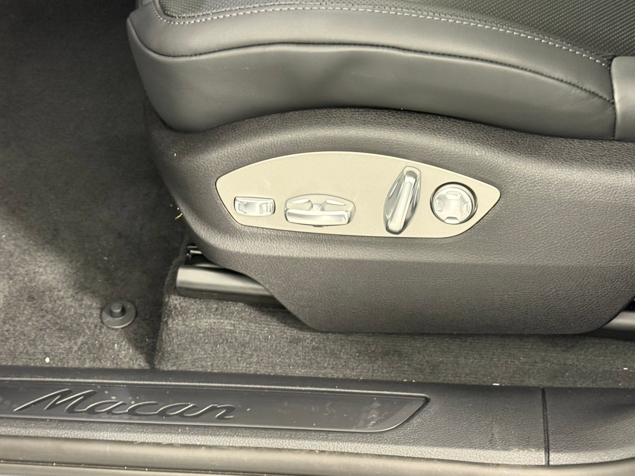 Certified 2026 Porsche Macan AWD/4WD image 15