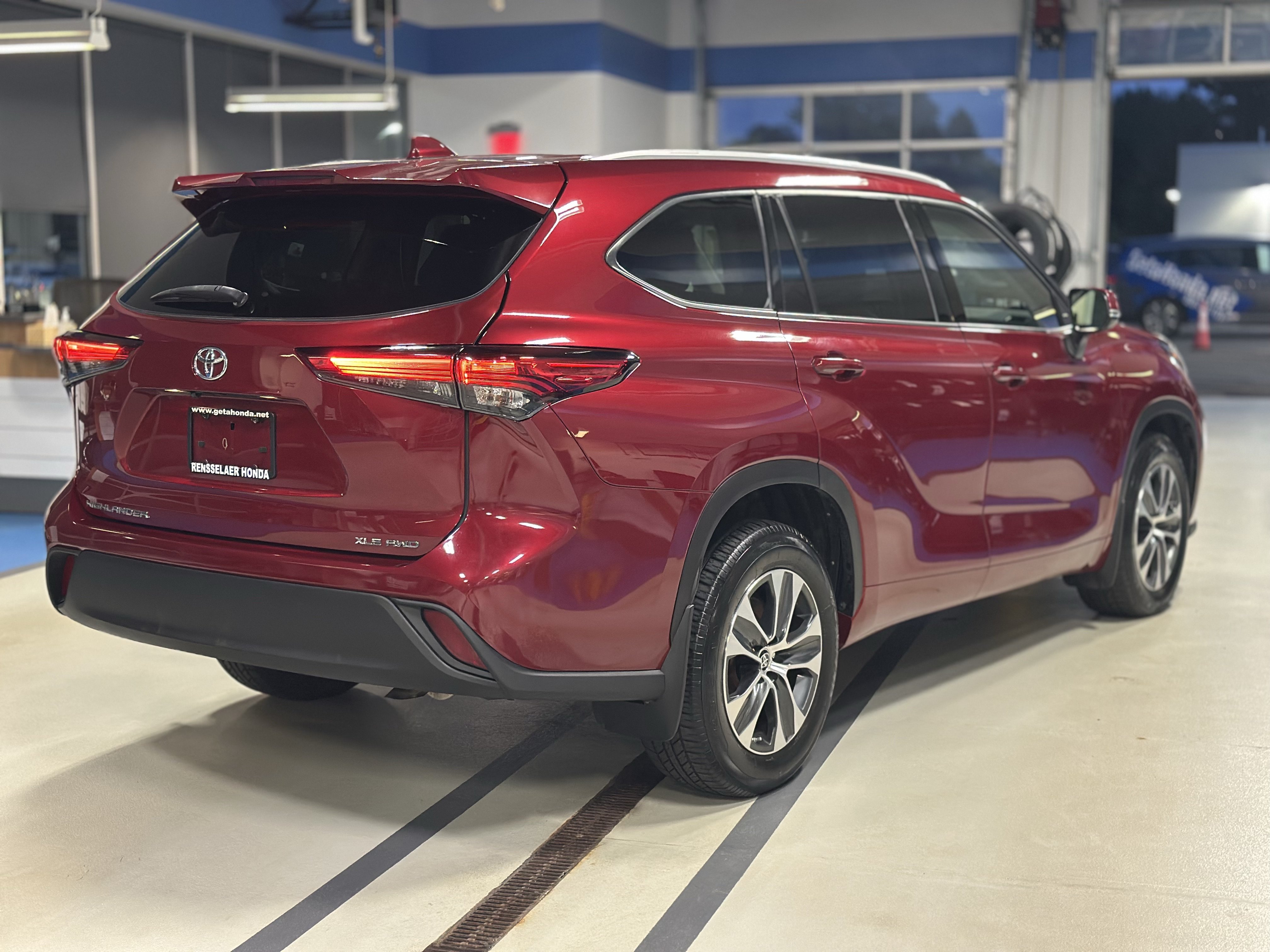 Used 2022 Toyota Highlander XLE AWD/4WD image 4