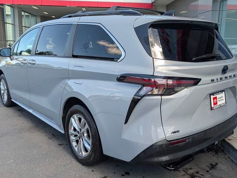 Used 2023 Toyota Sienna XLE Woodland Edition image 8