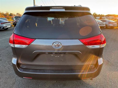 Used 2013 Toyota Sienna LE image 19