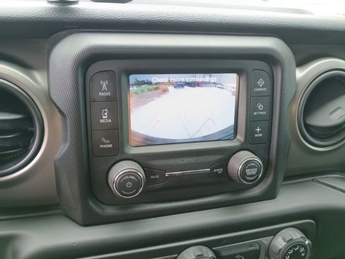 Used 2018 Jeep Wrangler Unlimited Sport image 29