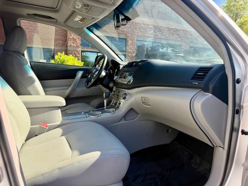 Used 2011 Toyota Highlander SE w/ Tow Pkg AWD/4WD image 10