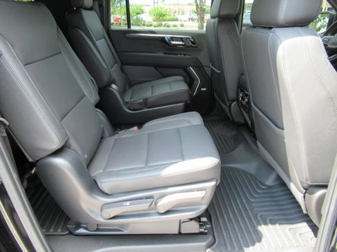 Used 2025 Chevrolet Suburban Z71 w/ Comfort Package AWD/4WD image 34