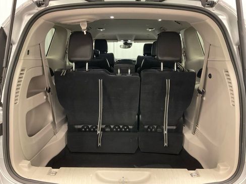 Used 2023 Chrysler Pacifica Touring-L image 36